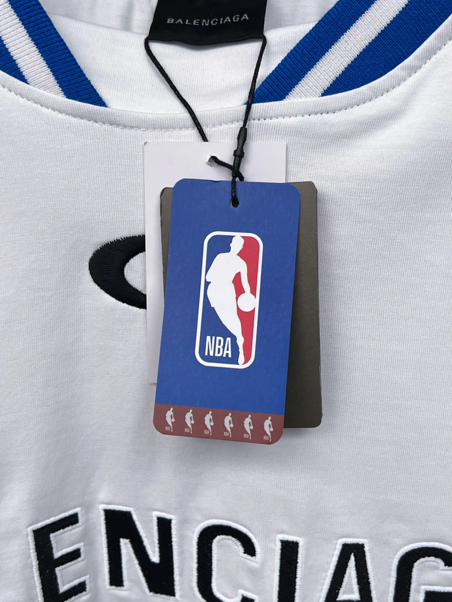 💰P140（ : ） 【 . Quality】BALENCI*GA/ SS 26New Arrival NBA Series T 。 ， NBASeries 。 ， 。 SS 26 New Arrival。 ， 。 。 Authentic ， 。 。 260 ， . ， 。 。 。 ， ， 。 。 。 OS . Same Style ：BL 263760 ：Black，White，Red Size：XS S M L ：BL 263760